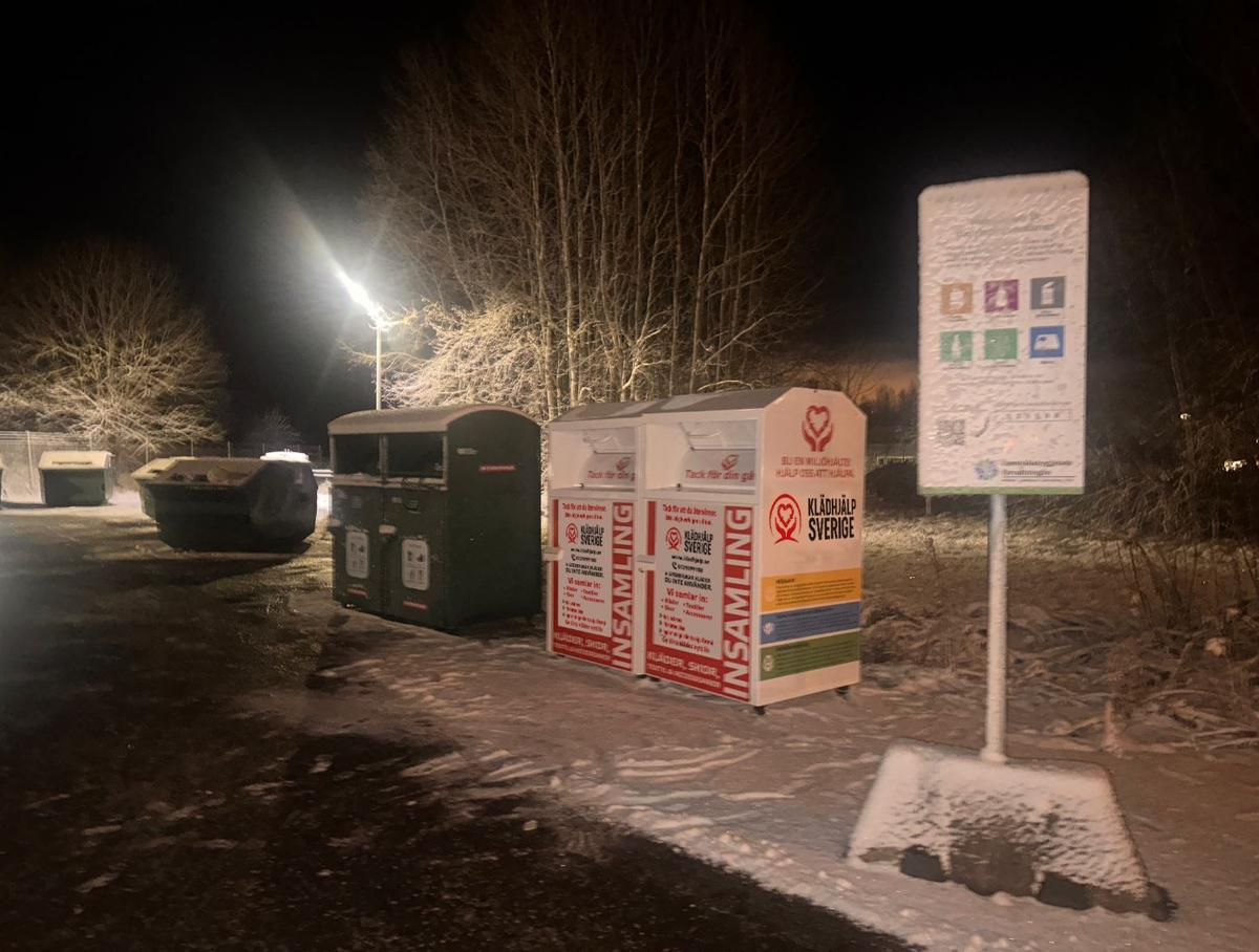 Insamlingscontainrar en vinterkväll