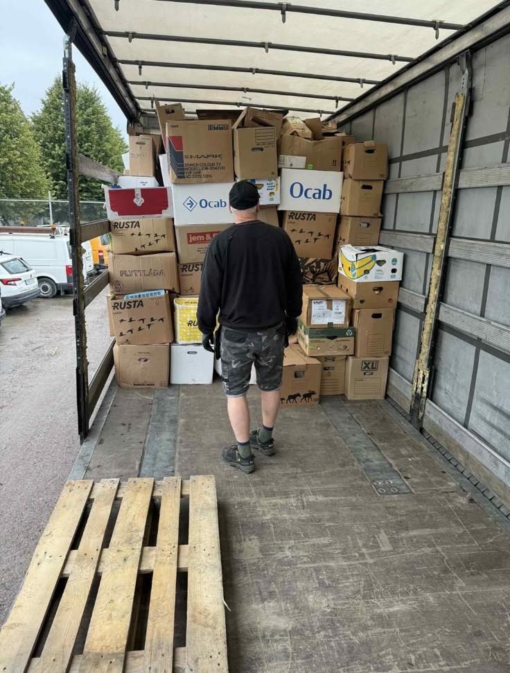 Lastbil lastad med insamlade varor